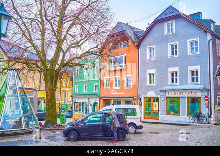 GMUNDEN, Österreich - 22. FEBRUAR 2019: Die bescheiden eingerichtete hohe historische Bauten in kleinen Rinnholzplatz Square mit überdachten alten Brunnen, auf Febr. Stockfoto