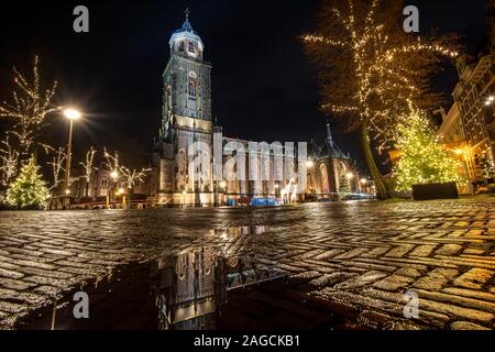 Luftaufnahme des Niederländischen mittelalterlichen Stadt Deventer in den Niederlanden mit der Hauptkirche und Fassaden der historischen Häuser Stockfoto