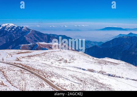 Schöne Low-Angle-Aufnahme einer atemberaubenden Berglandschaft bedeckt Im Schnee in den Anden Cordillera Stockfoto