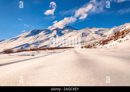 Schöne Low-Angle-Aufnahme einer atemberaubenden Berglandschaft bedeckt Im Schnee in den Anden Cordillera Stockfoto