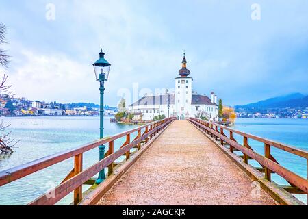 Die lange Holzbrücke auf die kleine Insel mit Schloss Ort Burg, das Wahrzeichen der Stadt Gmunden, Österreich Stockfoto