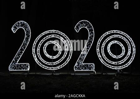 Neues Jahr 2020, Zahlen mit Beleuchtung Stockfoto