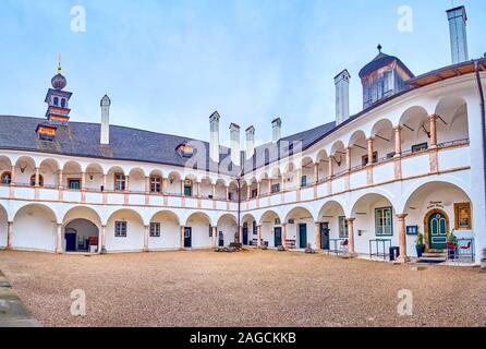 GMUNDEN, Österreich - 22. FEBRUAR 2019: Panoramablick auf Arkaden Schloss Schloss Ort Innenhof mit Eingangstür zum berühmten Anderen Stub'n Res Stockfoto