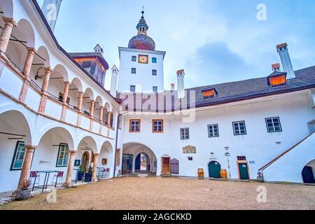 GMUNDEN, Österreich - Februar 22, 2019: Die schöne mittelalterliche Schloss Schloss Ort mit hohen Turm über dem Haupteingang, am 22. Februar in Gmund Stockfoto