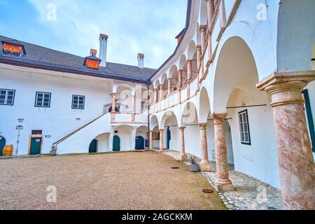 GMUNDEN, Österreich - Februar 22, 2019: Spaziergang um den Arkadenhof mit rose Marmorsäulen ist der beste Weg, in die Atmosphäre der zu stürzen Stockfoto