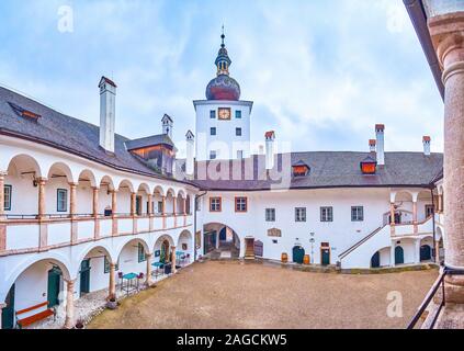 GMUNDEN, Österreich - Februar 22, 2019: Das Schloss Ort Schloss mit seinen erhaltenen Hof ist ein schönes Beispiel für mittelalterliche Österreichische Festung arachiten Stockfoto