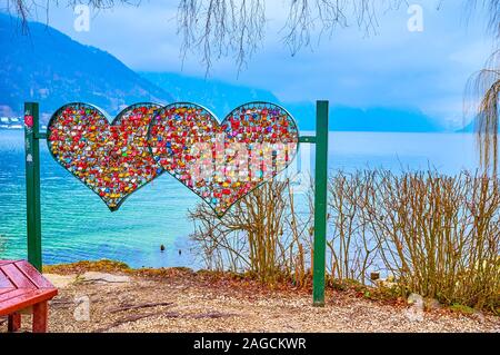 GMUNDEN, Österreich - 22. FEBRUAR 2019: Die Liebe, die Schlösser an der Metallkonstruktion in Form von Herzen am Ufer der Traun See auf Schloss Schloss Ort Insel Stockfoto