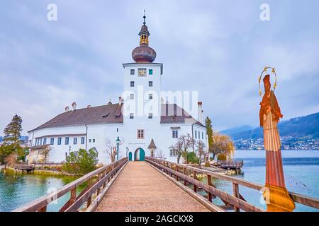 Die lond Spaziergang entlang der hölzernen Brücke zum Schloss Schloss Ort liegt auf kleinen Inselchen Traun See, mit herrlicher Aussicht auf die Umgebung, Gmunden, Österreich Stockfoto