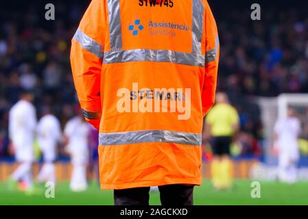 Barcelona, Spanien. 18 Dez, 2019. Ein Steward während des La Liga Match zwischen dem FC Barcelona und Real Madrid CF im Camp Nou Stadion in Barcelona, Spanien. Credit: Christian Bertrand/Alamy leben Nachrichten Stockfoto