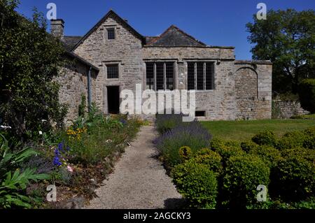 Die Rückseite der Godolphin House in der Nähe von Helston in Cornwall aus dem Garten. Stockfoto