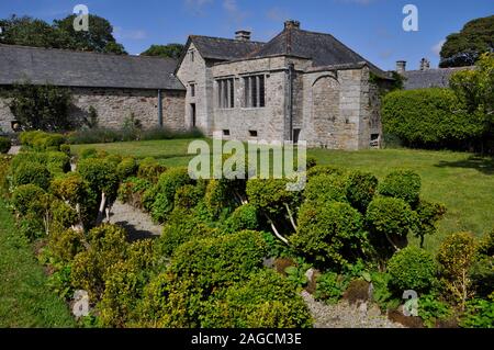 Die Rückseite der Godolphin House in der Nähe von Helston in Cornwall aus dem Garten. Stockfoto