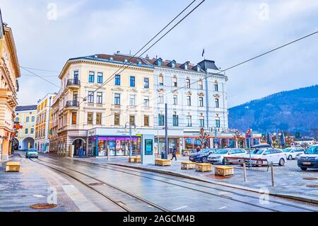 GMUNDEN, Österreich - Februar 22, 2019: Die kleine Stadt Gmunden scenic monumentral Österreichische Architektur, alte Gassen und angenehme embankme bietet Stockfoto