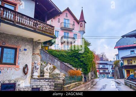 TRAUNKIRCHEN, Österreich - Februar 22, 2019: Die kleine villege Traunkirchen schöne Häuser mit einzigartigen Fassade Dekoration rühmt, im österreichischen Stil, auf Stockfoto