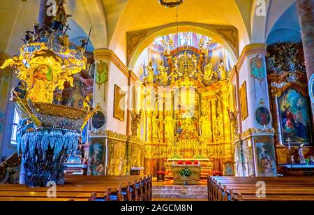 TRAUNKIRCHEN, Österreich - Februar 22, 2019: Die schöne Innenausstattung der Kirche Parich mit hellen Hochaltar und herrlichen geschnitzten Fischerkanzel (MEERESTIER Stockfoto