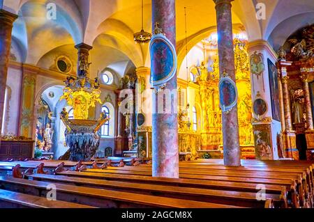 TRAUNKIRCHEN, Österreich - Februar 22, 2019: Das Gebet Hall der Pfarrkirche mit herrlichen Dekoration im barocken Stil ist einer der am meisten beeindruckend Stockfoto