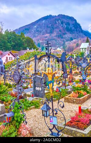 TRAUNKIRCHEN, Österreich - Februar 22, 2019: Die kleine historische Friedhof auf dem Gebiet des ehemaligen Klosters ist heutzutage ein beliebtes Ziel für Touristen Stockfoto