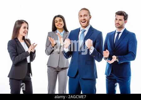 Multikulturellen Menschen in Anzügen applaudieren glücklich Geschäftsmann, yeah Geste isoliert auf weißem Stockfoto