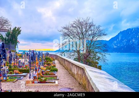 TRAUNKIRCHEN, Österreich - Februar 22, 2019: Der kleine Friedhof auf einem Hügel mit herrlicher Sicht auf die umliegenden Berge und l befindet. Stockfoto