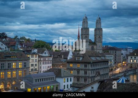 Kirche Grossmünster in der Dämmerung, Altstadt, Zürich, Schweiz Stockfoto