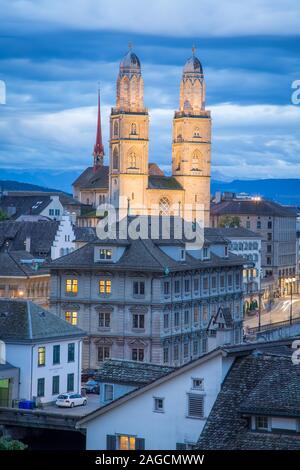 Kirche Grossmünster in der Dämmerung, Zürich, Schweiz Stockfoto