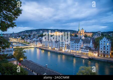 Anzeigen von Niederdorf bei Dämmerung, Predigerkirche und Universität im Hintergrund, Limmat mit Limmatquai, Zürich, Schweiz Stockfoto