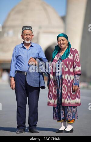 Usbekische Paar, 65 und 67 Jahren, die in der typischen Kleidung, Buchara, Provinz Buxoro, Usbekistan Stockfoto