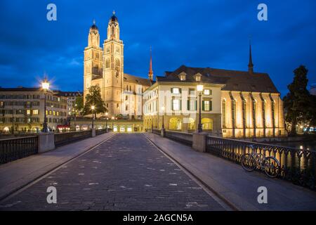 Muenster Brücke mit Grossmünster Kirche in der Dämmerung, Zürich, Schweiz Stockfoto