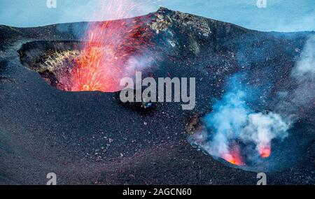 Von Kratern sprays Feuer und Rauch Wolke, den Vulkan Stromboli, Lipari, Äolische Inseln Lipari Inseln, Süditalien, Italien Stockfoto