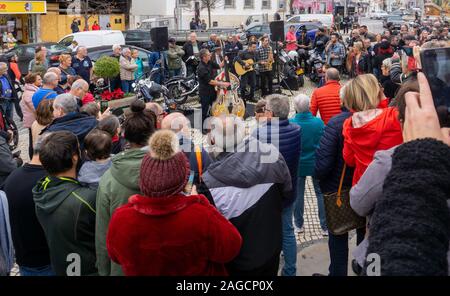 Loulé, Portugal. Eine Rock and Roll-Gruppe unterhält die Menschenmassen neben dem Obstmarkt im Rahmen der Weihnachtsfeiern in Loulé, Portugal. Stockfoto