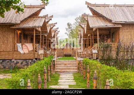 Low-Angle-Aufnahme von kleinen Strandhäusern in Ao Nang Krabi, Thailand, Asien Stockfoto