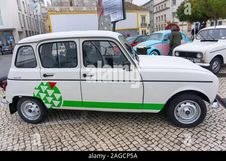 Faro, Portugal. Ein gepflegtes Renault 4 Auto parkt in Faro, Portugal Stockfoto