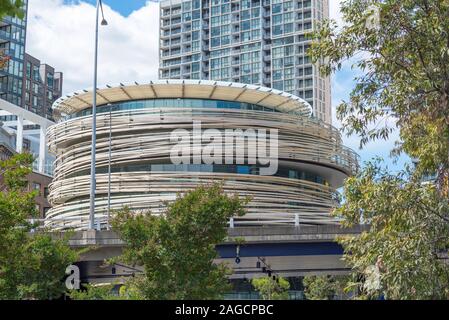 Der neue Gebäude in Darling Square, Sydney, Australien, entworfen vom japanischen Tempel-anlage Firma Kengo Kuma ist in 20 km von accoya Holz verpackt Stockfoto