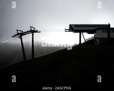 Bild der Sessellift inski Resort ohne Schnee in der Nebensaison, Leogang, Österreich Stockfoto