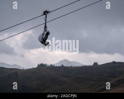 Bild der Sessellift inski Resort ohne Schnee in der Nebensaison, Leogang, Österreich Stockfoto