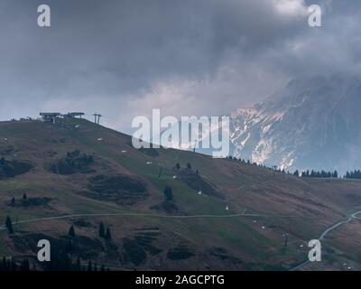 Bild der Sessellift inski Resort ohne Schnee in der Nebensaison, Leogang, Österreich Stockfoto