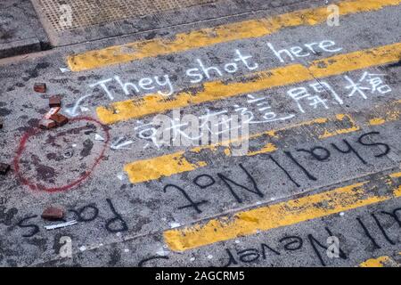HongKong - November 11, 2019: Graffiti auf dem Boden lesen Sie hier Shot"-Kennzeichnung das Blut dort, wo ein Polizist ein Demonstrant in der Nähe von Sai Wan Ho Bahnhof erschossen Stockfoto