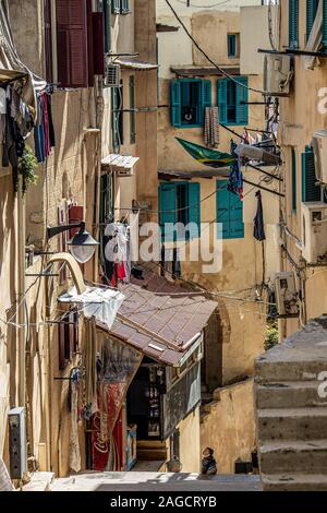 Kleiner Junge, enge Gasse in der Altstadt, Tripoli, Libanon Stockfoto