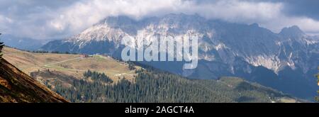 Bild der Sessellift inski Resort ohne Schnee in der Nebensaison, Leogang, Österreich Stockfoto