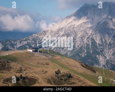 Bild der Sessellift inski Resort ohne Schnee in der Nebensaison, Leogang, Österreich Stockfoto