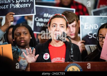 Harrisburg, Pennsylvania, USA. 18. Dez 2019. Nach einer Zeichenkette der Schule closings über Asbest betrifft Schüler, Lehrer, Politiker, Gesetzgeber und Gewerkschaftsvertreter am sammelte, fordert von der Landesregierung zur Verfügung stehenden Mittel in kritischen Infrastruktur zu investieren. Dezember 18, 2019. Quelle: Chris Baker Evens/Alamy leben Nachrichten Stockfoto