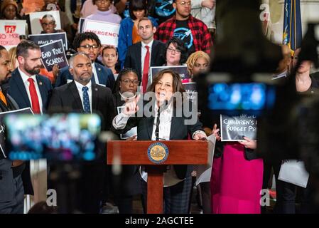 Harrisburg, Pennsylvania, USA. 18. Dez 2019. Nach einer Zeichenkette der Schule closings über Asbest betrifft Schüler, Lehrer, Politiker, Gesetzgeber und Gewerkschaftsvertreter am sammelte, fordert von der Landesregierung zur Verfügung stehenden Mittel in kritischen Infrastruktur zu investieren. Dezember 18, 2019. Quelle: Chris Baker Evens/Alamy leben Nachrichten Stockfoto