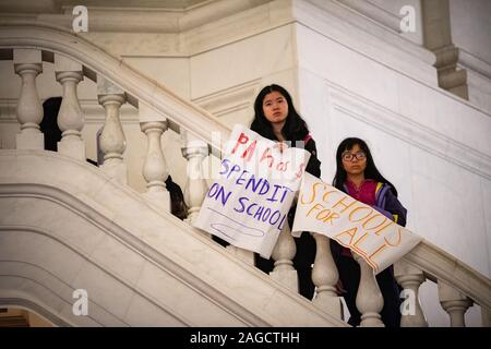 Harrisburg, Pennsylvania, USA. 18. Dez 2019. Nach einer Zeichenkette der Schule closings über Asbest betrifft Schüler, Lehrer, Politiker, Gesetzgeber und Gewerkschaftsvertreter am sammelte, fordert von der Landesregierung zur Verfügung stehenden Mittel in kritischen Infrastruktur zu investieren. Dezember 18, 2019. Quelle: Chris Baker Evens/Alamy leben Nachrichten Stockfoto