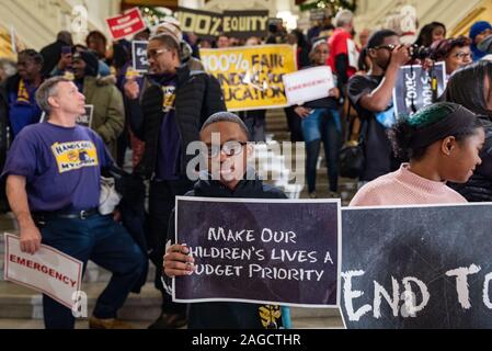 Harrisburg, Pennsylvania, USA. 18. Dez 2019. Nach einer Zeichenkette der Schule closings über Asbest betrifft Schüler, Lehrer, Politiker, Gesetzgeber und Gewerkschaftsvertreter am sammelte, fordert von der Landesregierung zur Verfügung stehenden Mittel in kritischen Infrastruktur zu investieren. Dezember 18, 2019. Quelle: Chris Baker Evens/Alamy leben Nachrichten Stockfoto