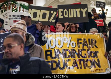 Harrisburg, Pennsylvania, USA. 18. Dez 2019. Nach einer Zeichenkette der Schule closings über Asbest betrifft Schüler, Lehrer, Politiker, Gesetzgeber und Gewerkschaftsvertreter am sammelte, fordert von der Landesregierung zur Verfügung stehenden Mittel in kritischen Infrastruktur zu investieren. Dezember 18, 2019. Quelle: Chris Baker Evens/Alamy leben Nachrichten Stockfoto