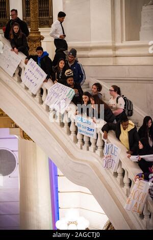 Harrisburg, Pennsylvania, USA. 18. Dez 2019. Nach einer Zeichenkette der Schule closings über Asbest betrifft Schüler, Lehrer, Politiker, Gesetzgeber und Gewerkschaftsvertreter am sammelte, fordert von der Landesregierung zur Verfügung stehenden Mittel in kritischen Infrastruktur zu investieren. Dezember 18, 2019. Quelle: Chris Baker Evens/Alamy leben Nachrichten Stockfoto