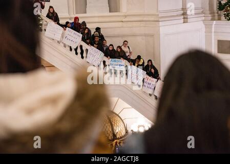 Harrisburg, Pennsylvania, USA. 18. Dez 2019. Nach einer Zeichenkette der Schule closings über Asbest betrifft Schüler, Lehrer, Politiker, Gesetzgeber und Gewerkschaftsvertreter am sammelte, fordert von der Landesregierung zur Verfügung stehenden Mittel in kritischen Infrastruktur zu investieren. Dezember 18, 2019. Quelle: Chris Baker Evens/Alamy leben Nachrichten Stockfoto