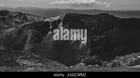 Graustufenaufnahme des Roten Kraters, Tongariro Alpine Crossing, in Neuseeland Stockfoto