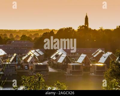 Moderne Nachbarschaft in rhenen Stadt bei Sonnenuntergang, ländlichen Ort in den Niederlanden Stockfoto