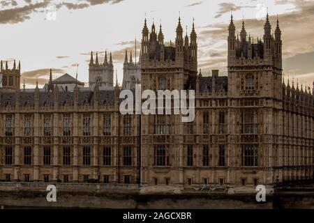 Palast von Westminster und das Parlamentsgebäude in der Dämmerung, London, England Stockfoto