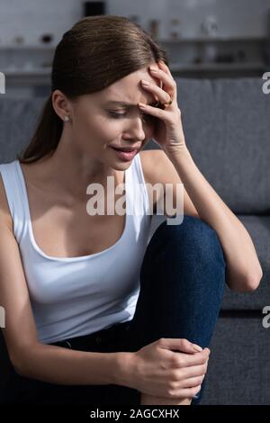 Deprimiert junge Frau mit Ring weinen zu Hause Stockfoto